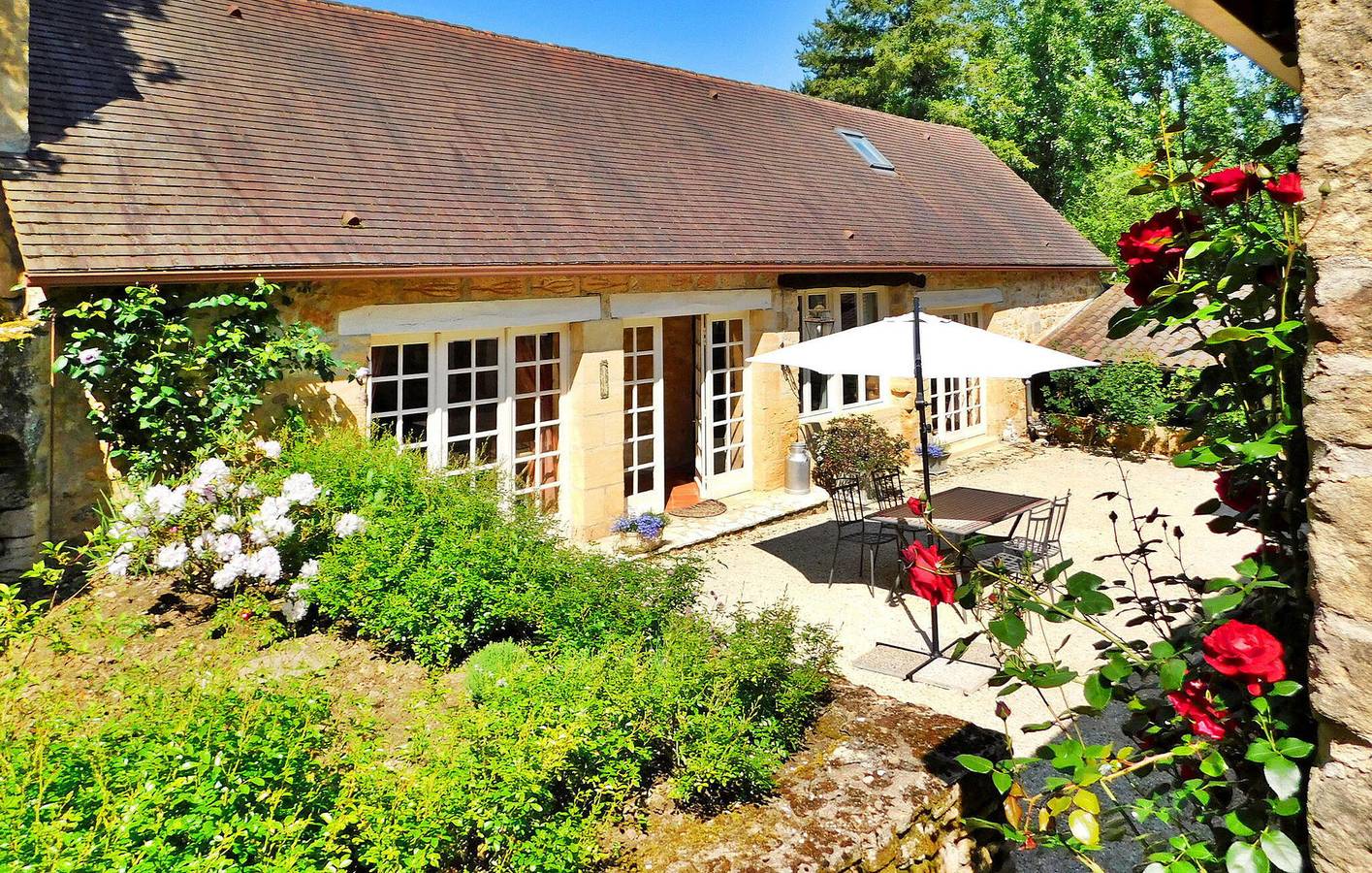 Cozy Apartment with Pool & Stunning Views, Near City Center in Tursac, Périgord Noir