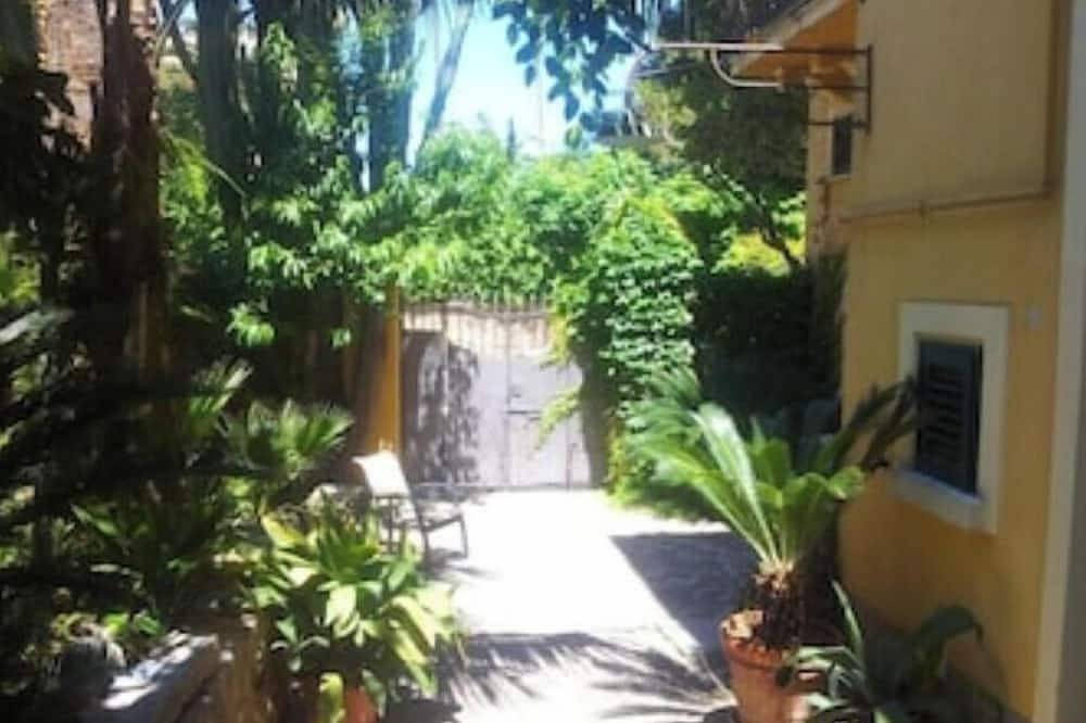 Ganze Wohnung, Elegant Art Nouveau-style villa with a beautiful garden in Tropea, near the beach in Tropea, Vibo Valentia Provinz