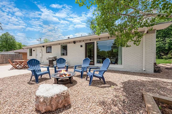 Vacation home for 8 people, with yard in Colorado Springs