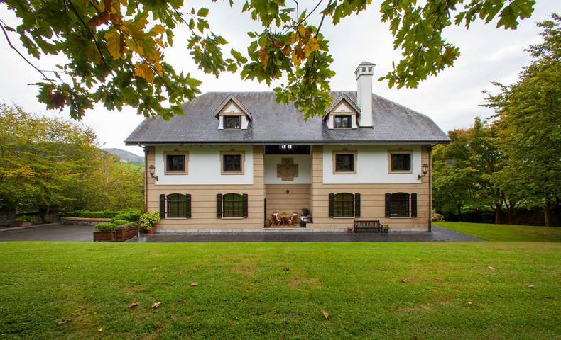Casa familiar en Oiartzun con vistas a la montaña in Oyarzun, Guipúzcoa