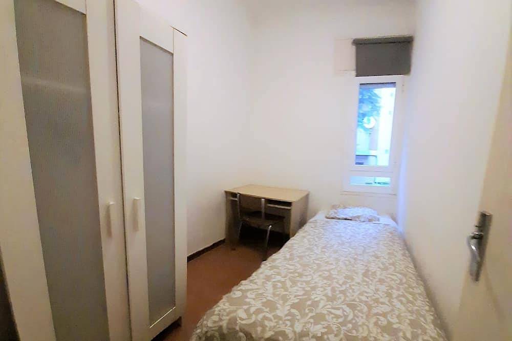 Apartamento entero, Habitación privada (1) cerca de la Universidad con gran terraza de 150 m2. in Barcelona, Barcelonés