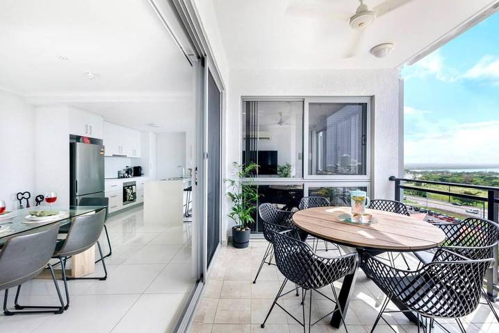 Holiday rental for 4 people, with pool and balcony as well as view in Darwin