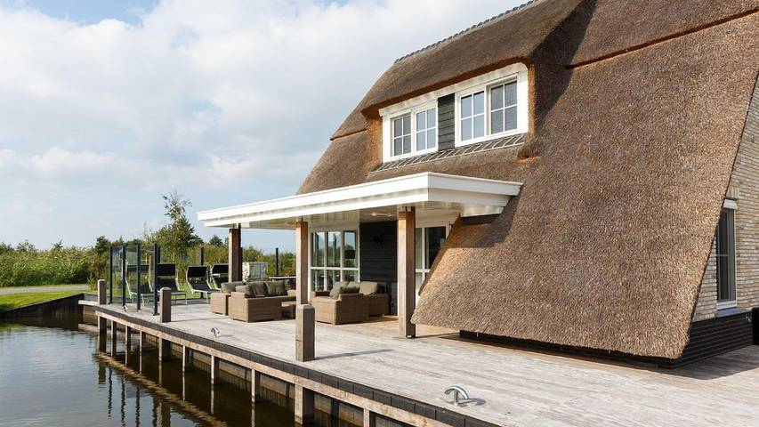 Ferienhaus für 10 Personen, mit Garten und Seeblick sowie Terrasse und Sauna in Friesland