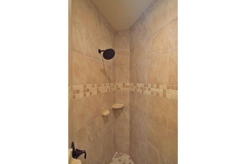 Der Strand ist nur einen kurzen Spaziergang von diesem atemberaubenden Haus entfernt. in Crystal Beach, Galveston County