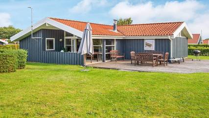 Ferienhaus für 10 Personen, mit Sauna und Whirlpool sowie Terrasse und Garten in Mommark