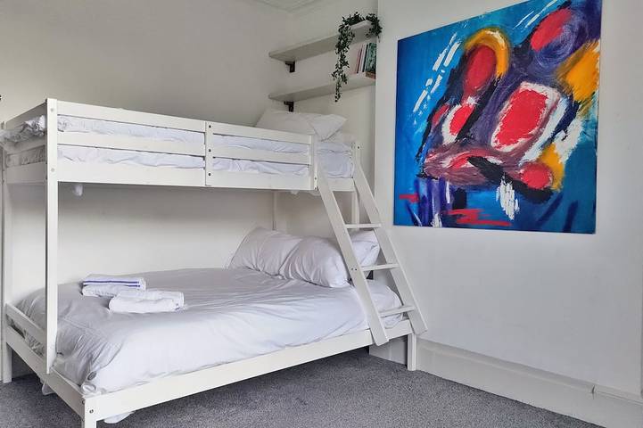 The Camden Chic Townhouse - accommodates 14 guests in vibrant Camden Town in Camden, Londra