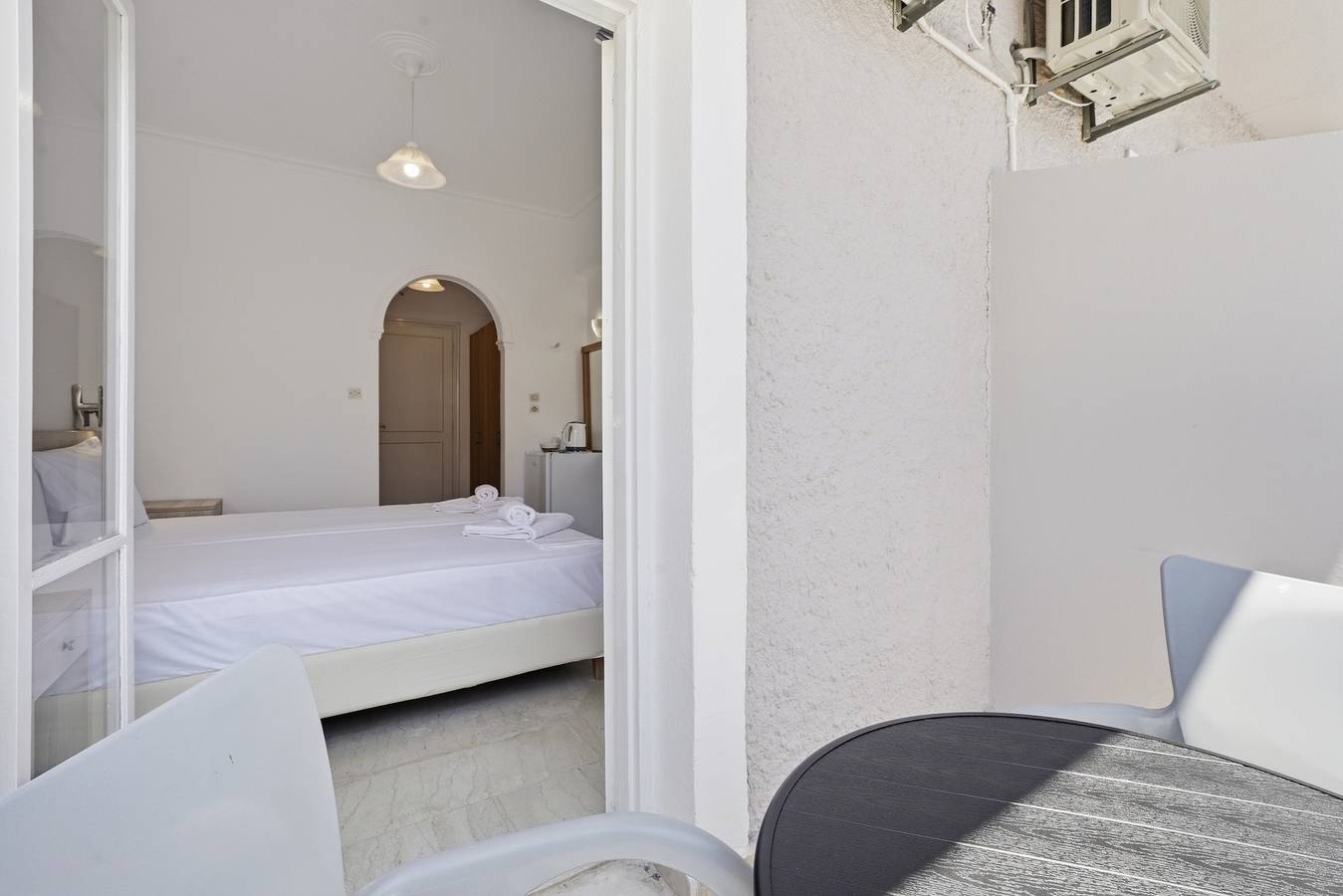 Bed & Breakfast „The Kavos Sandy Inn – Doppelzimmer“ mit Gemeinschaftspool, Wlan & Klimaanlage in Kavos, Korfu