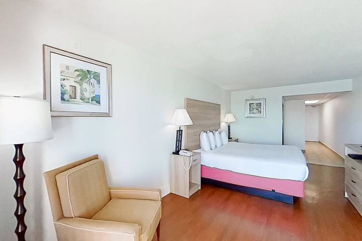 Vacation rental for 2 people, with pool and balcony as well as hot tub, with pets by Myrtle Beach