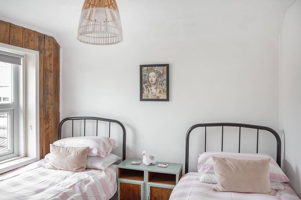 Just one row back from the beach; sea view; family & dog friendly in Deal, Kent