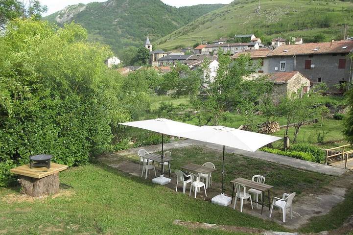Gîte pour 8 personnes, avec jardin, animaux acceptés à Caussou