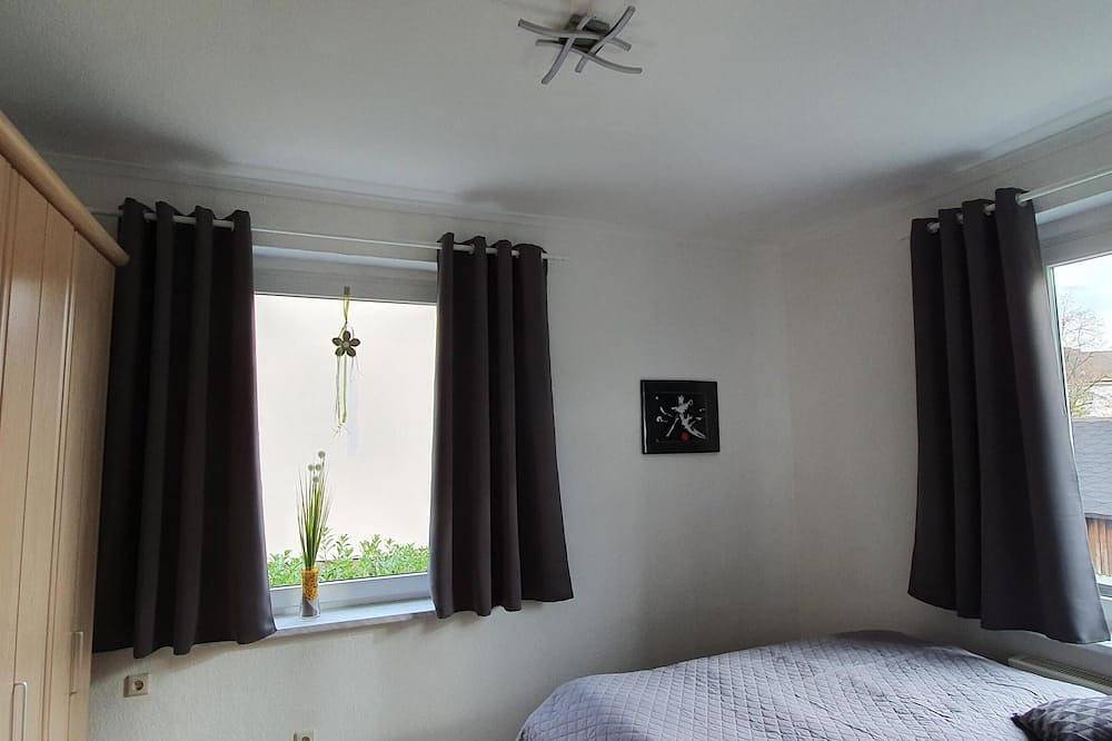 Ganze Wohnung, Liebevoll eingerichtete, neue Ferienwohnung mit  Waschmaschine, großer Küche, großem Bad mit Dusche und Badewanne, Pkw-Stellplatz, Boxspringbett. in Schwarzenberg (Erzgebirge), Erzgebirge