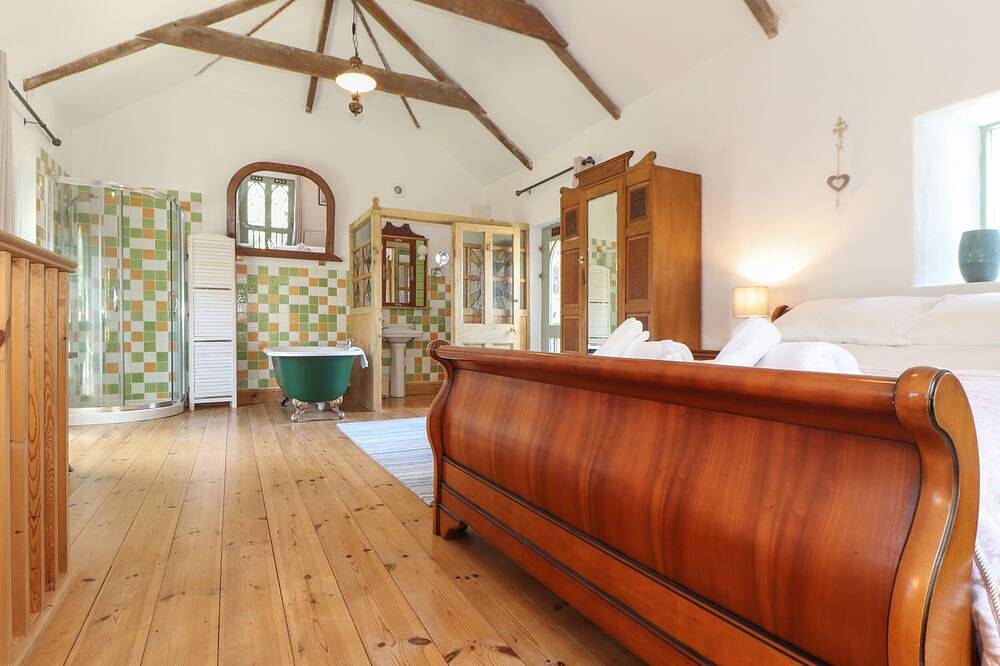 Oofoo’S Barn, pet friendly, character holiday cottage in Mullion in Mullion, Cornwall