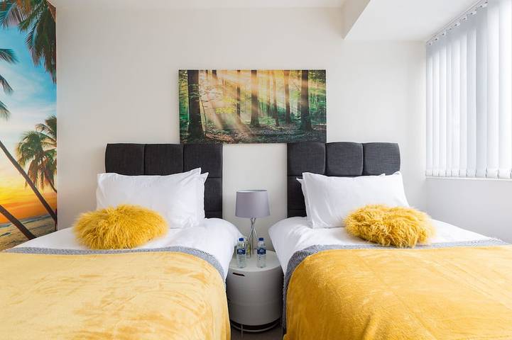 Fab for Contractors or Relocations - A Stylish House & Garden+Parking in Birmingham, Birmingham Area
