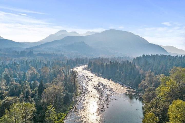 Vacation rental for 6 people, with yard and hot tub as well as terrace, with pets in Snohomish County