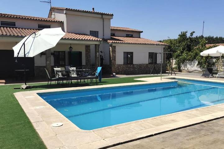 Casa de vacaciones para 15 personas, con jardín además de vistas y piscina, Se admiten mascotas - 1