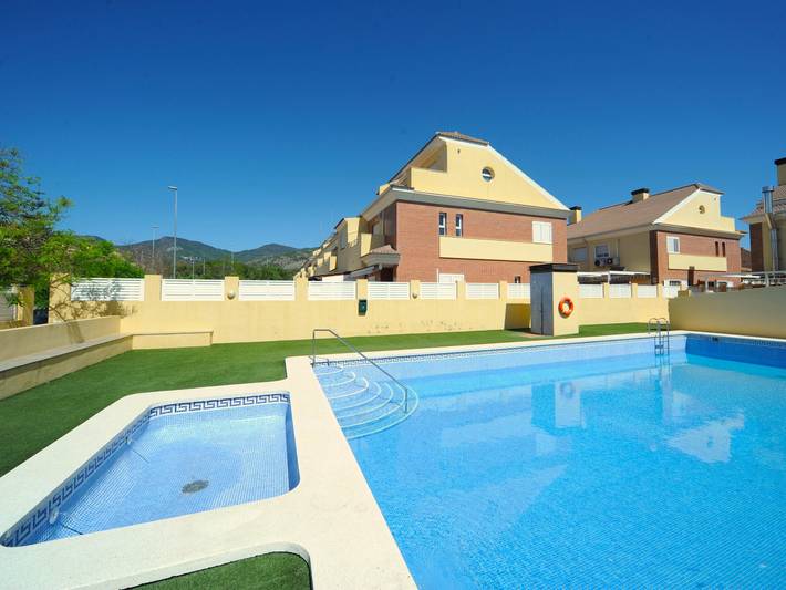 Gîte pour 9 personnes, avec piscine et jardin