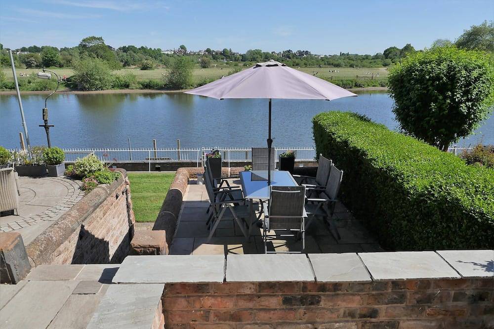 Cottage-Ensuite-Shower and Bath in Chester, West Cheshire und Chester