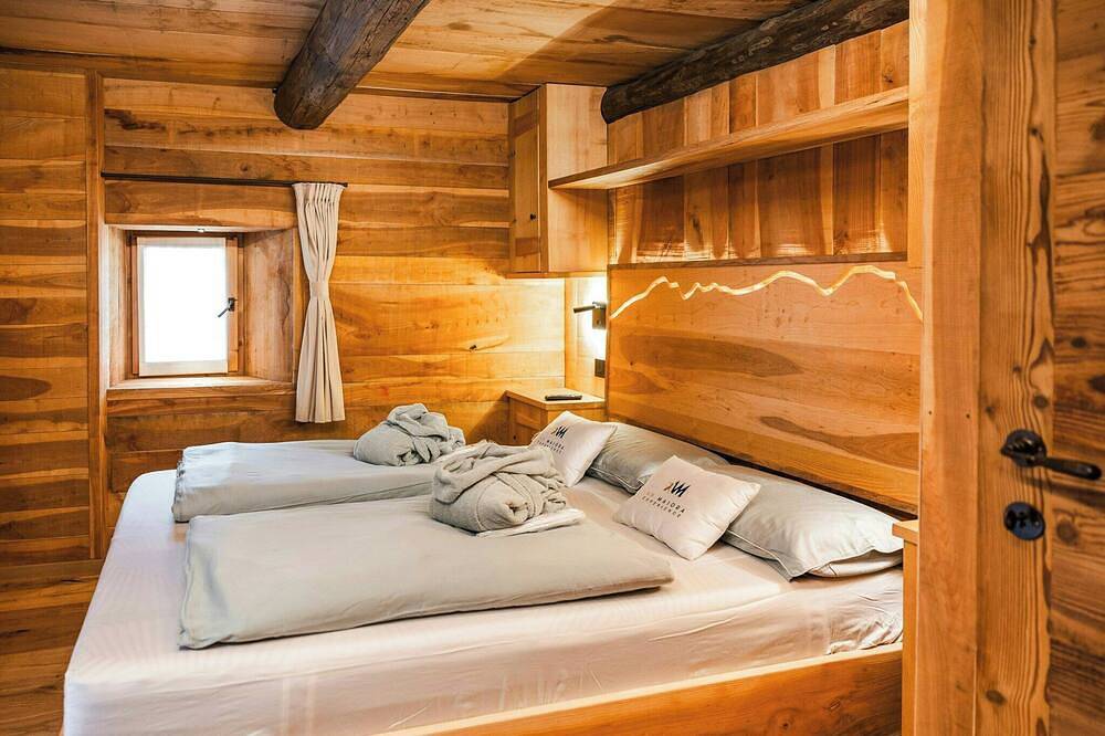 Walser-hut met Spa in de rotsen en uitzicht op de Monte Rosa in Alagna Valsesia, Walliser Alpen