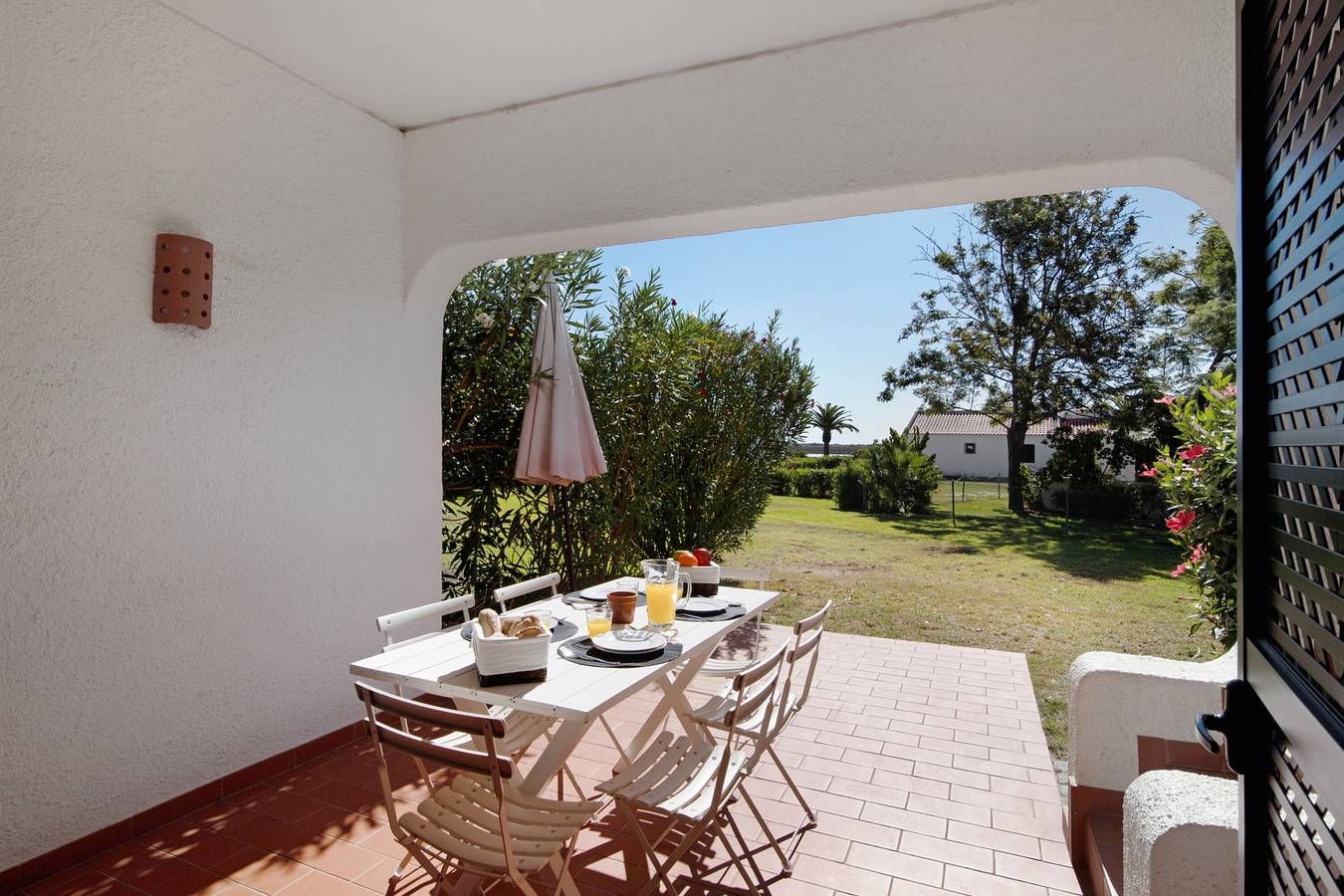 Casa vacanze 'Terrace 19B' con vista mare, piscina condivisa e aria condizionata in Pedras d'El Rei, Santa Luzia