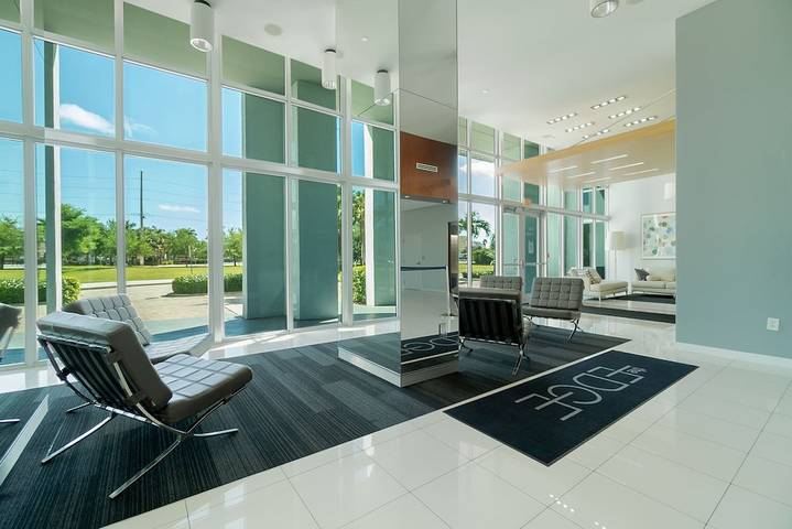 Vacation rental for 6 people, with pool and hot tub as well as balcony in West Palm Beach