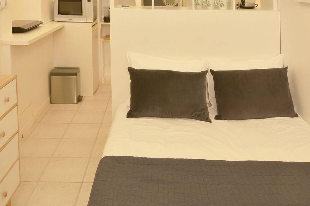 Entire apartment, Luberon - Elegant Private/ Privé Studio with aircon/clim - free wifi in Lauris, Parc naturel régional du Luberon