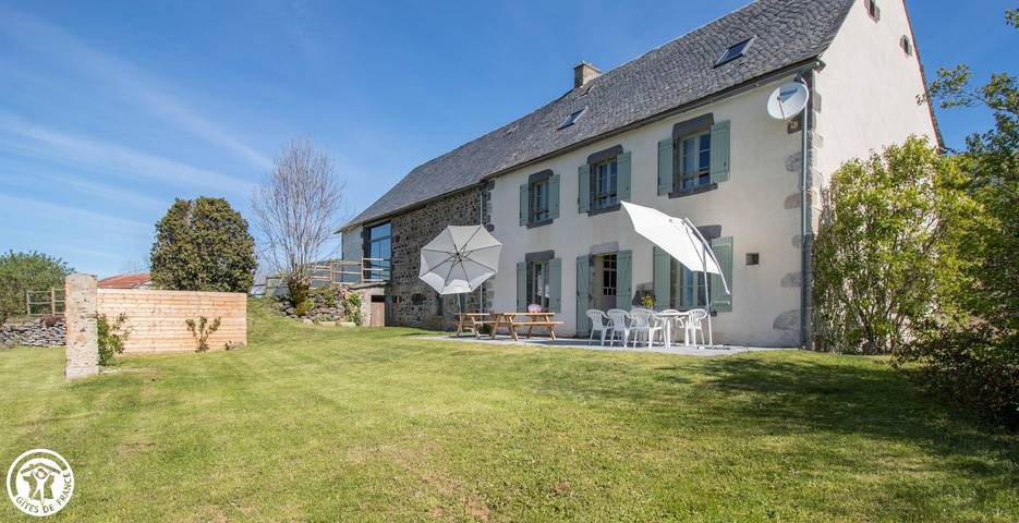 Gîte pour 14 personnes, avec Terrasse ainsi que Jardin et Vue
