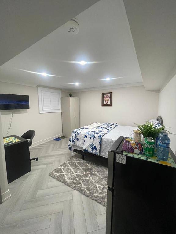 Sótano dormitorio privado y baño con estacionamiento gratuito en Toronto in Etobicoke, Toronto