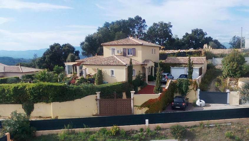 Location de vacances pour 2 personnes, avec jardin ainsi que jacuzzi et piscine à Tanneron - 2