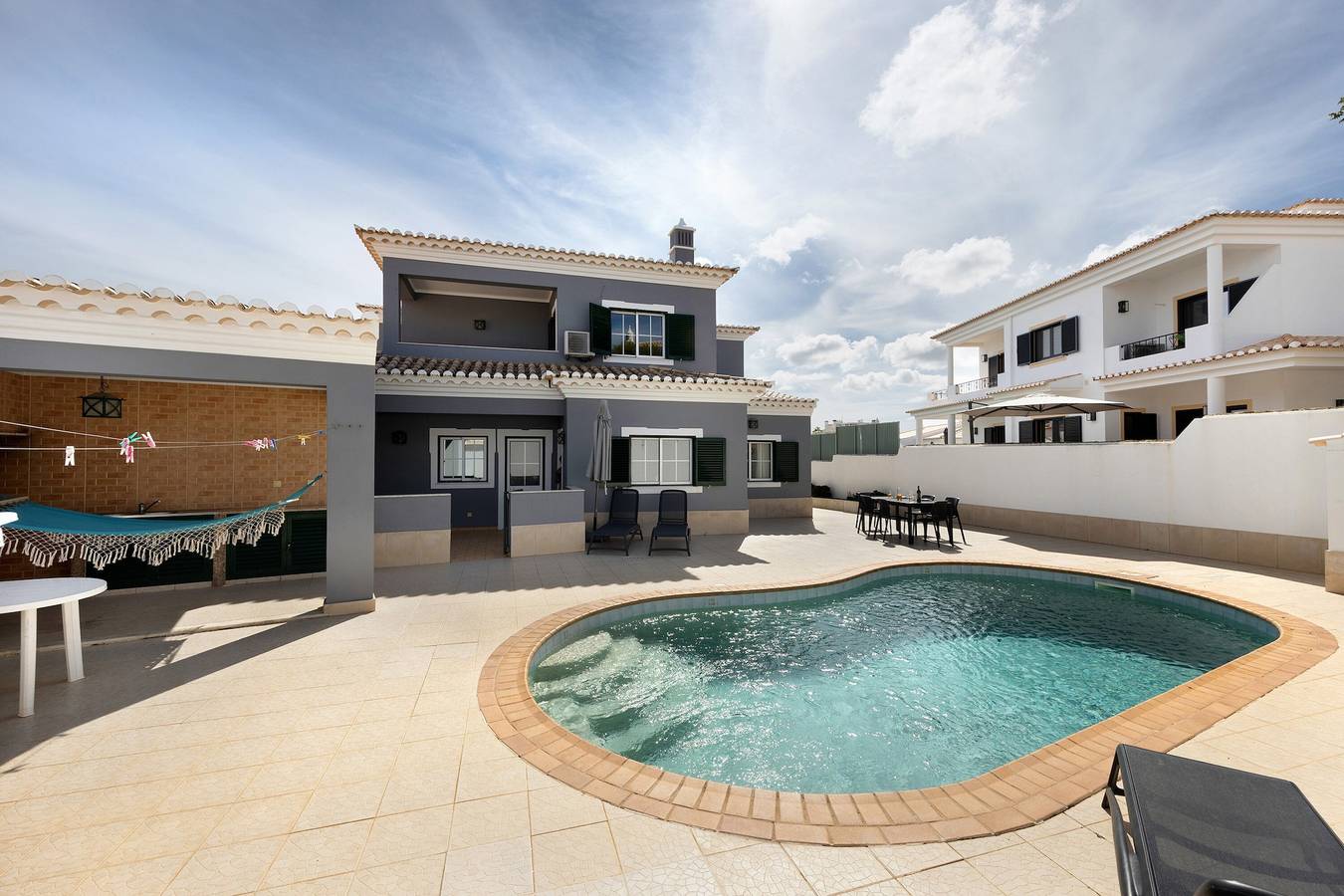 Villa "Delphin" com piscina privada, terraços privados e Wi-Fi in São Sebastião, Lagos