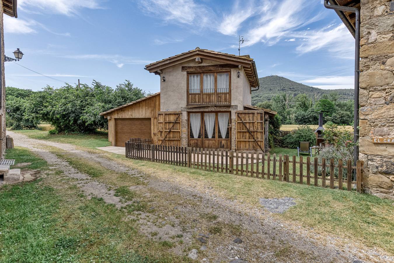 Casa de vacaciones 'El Niu' con vistas a la montaña, Wi-Fi y aire acondicionado in Montagut y Oix, Garrotxa