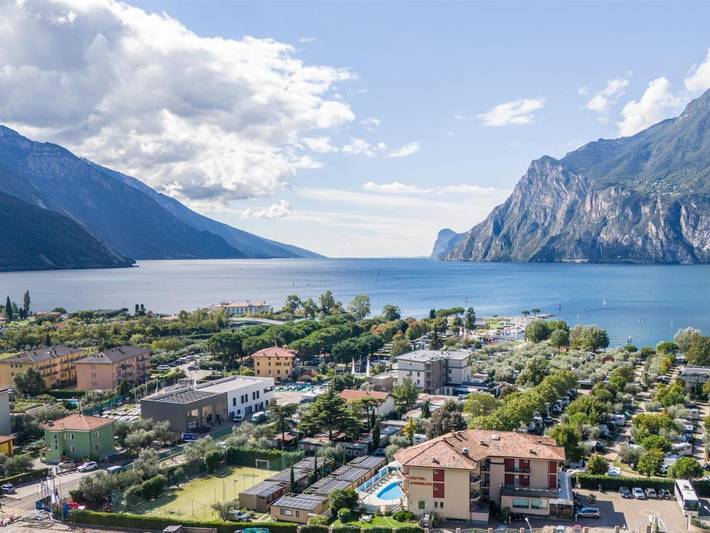 Hôtel, avec Terrasse ainsi que Jardin et Piscine dans Linfano