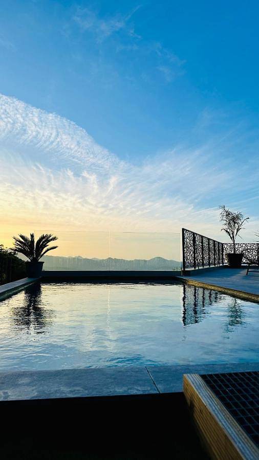 Villa pour 10 personnes, avec vue sur le lac et jardin ainsi que vue et piscine