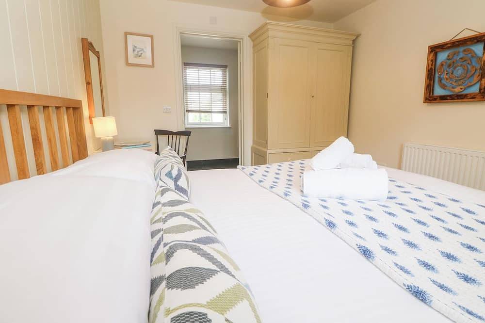 No 3 The Hinges, pet friendly, country holiday cottage in Crantock in Crantock, Cornwall