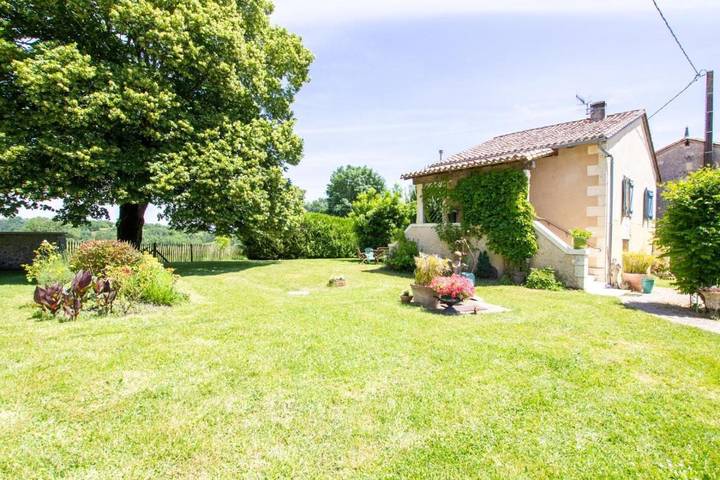 Location de vacances pour 2 personnes, avec jardin et terrasse à Allemans