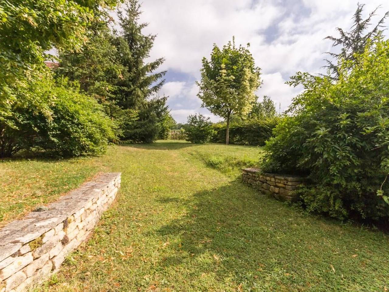 Maison indépendante proche Canal du Nivernais et Morvan in Teigny, Nièvre