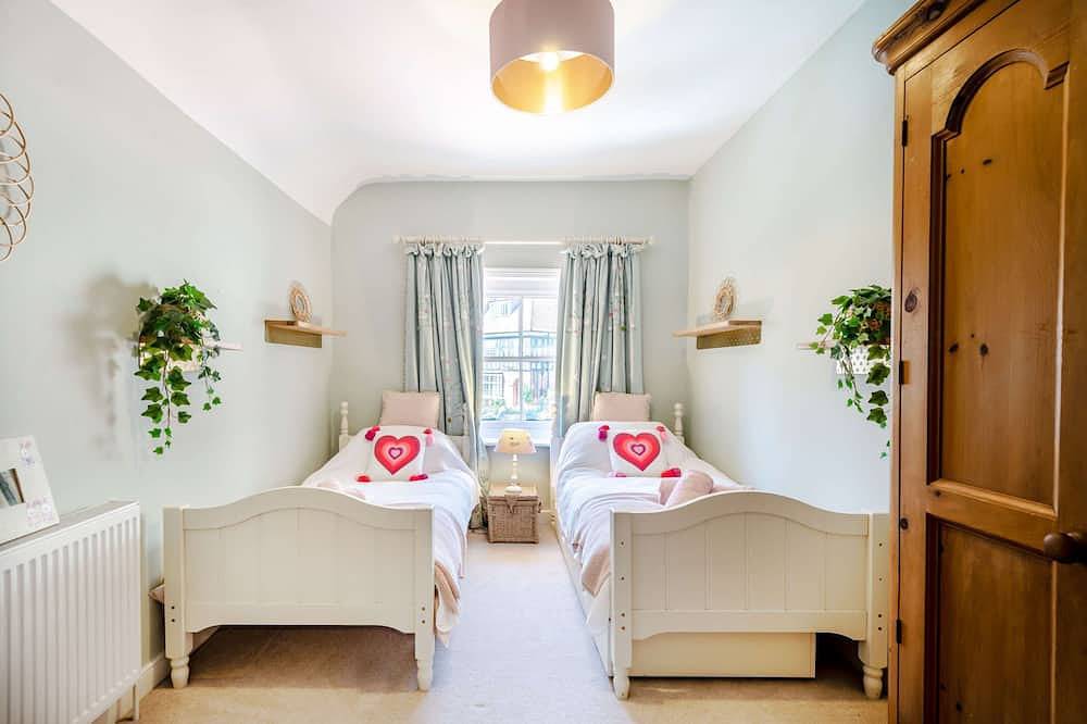 Passiflora Cottage Close to Swanage Beach and Town Sleeps 7 in Swanage, Dorset