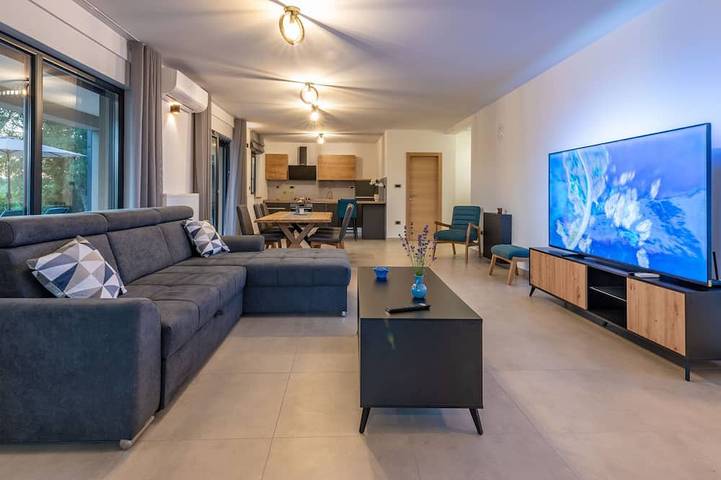 Villa Silente - Luxuriöse und Moderne Villa nur Wenige Minuten vom Meer Entfernt in Raša, Côte Est de l'Istrie