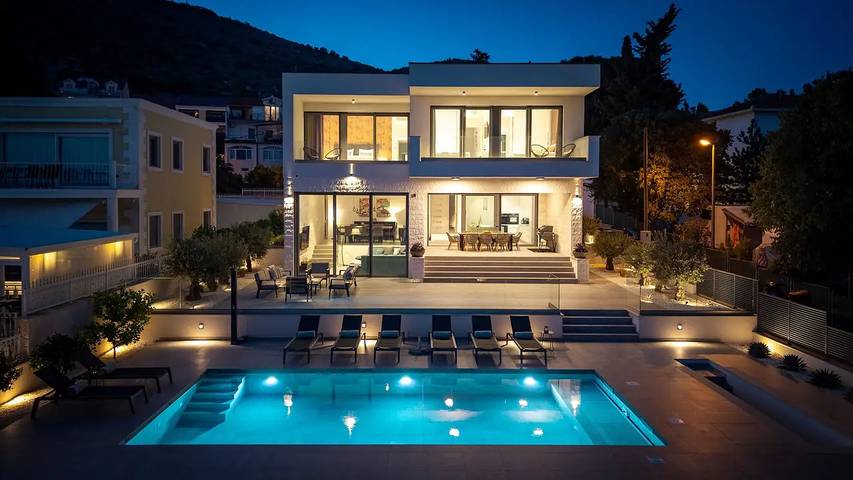 Villa pour 8 personnes, avec sauna ainsi que piscine et balcon à Trogir