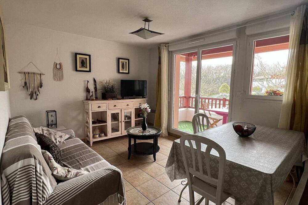 Entire apartment, 1-Bedroom Apartment with Pool View in Secure Residence, Cambo-les-Bains in Cambo-les-Bains, Bayonne region