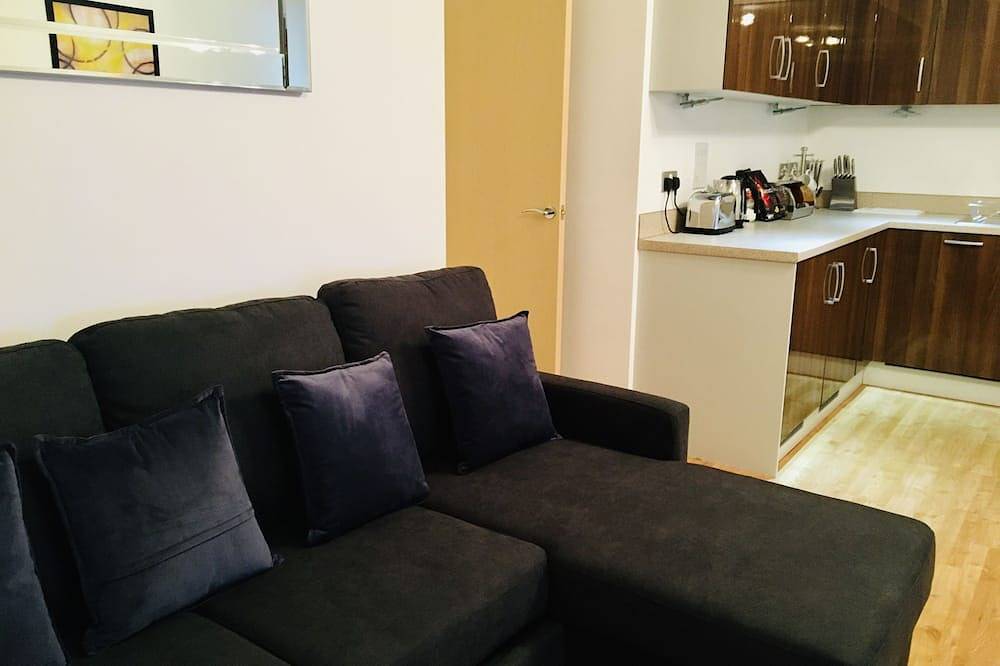 Entire apartment, Spacious Two Beds Two Baths - Woking Central in Woking, Surrey
