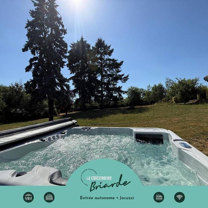 Villa pour 9 personnes, avec Balcon et Jacuzzi ainsi que Terrasse et Jardin