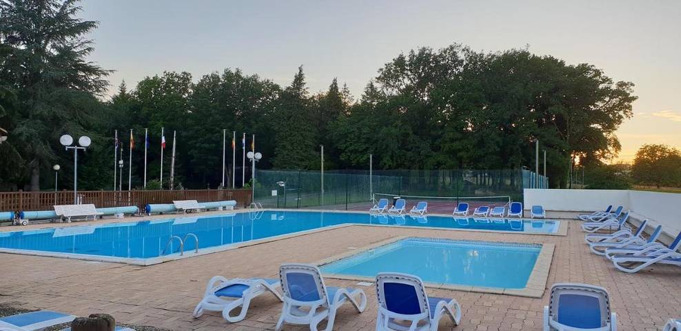Location de vacances pour 10 personnes, avec jardin ainsi que terrasse et piscine, animaux acceptés à Sainte-Nathalène - 2