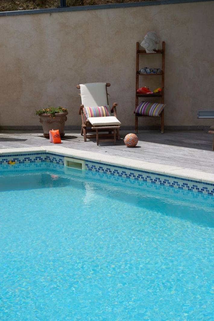 Location de vacances pour 2 personnes, avec vue ainsi que piscine et jardin à Peaugres - 3