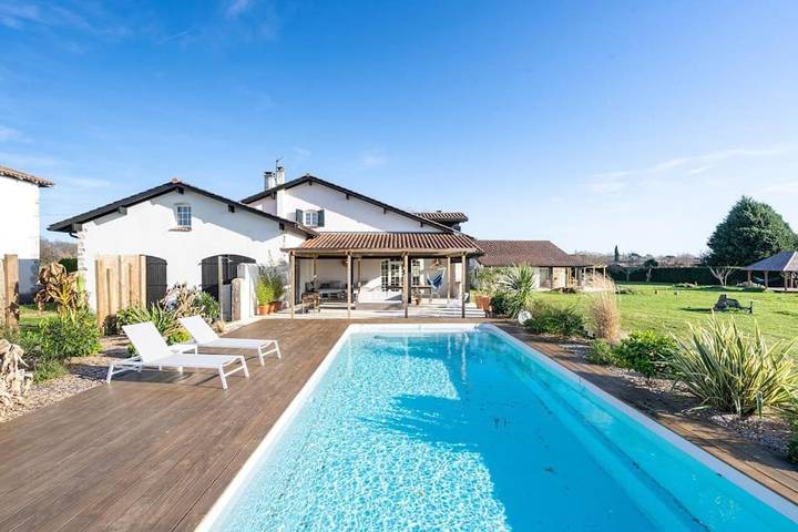 Gîte pour 14 personnes, avec vue ainsi que piscine et jardin à Saint-Étienne-d'Orthe