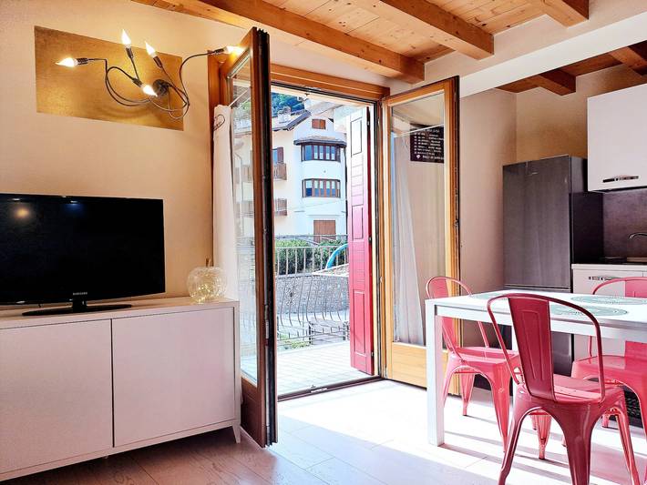 Hel lägenhet, 'La Casa Di Allegra' Apartment with Mountain View and Balcony in Vione (village), Vione