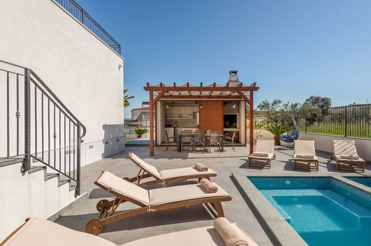 Villa pour 10 personnes, avec balcon ainsi que jardin et piscine à Trogir - 3