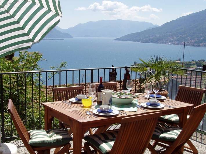 Agriturismo per 8 persone, con Balcone e Terrazza nonché Giardino e Piscina a Colico