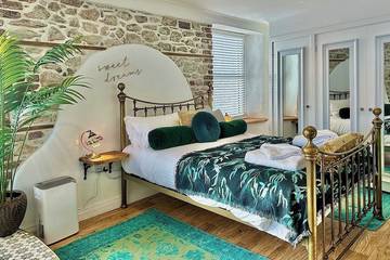 Log Cabin for 2 People in Plymouth, South West England, Photo 2