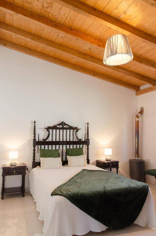 Location de vacances pour 5 personnes, avec piscine et vue ainsi que balcon et jardin dans Salir - 3