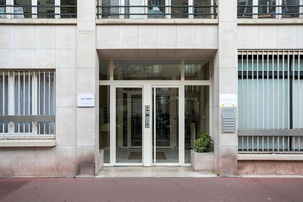 Appartement entier, One-Bedroom Apartment in Montrouge, Hauts-de-Seine